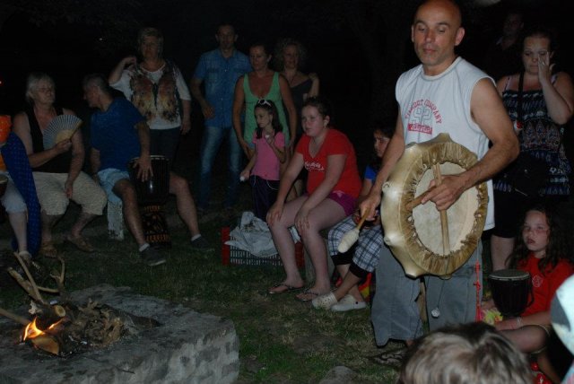 Tábortűz dobolással