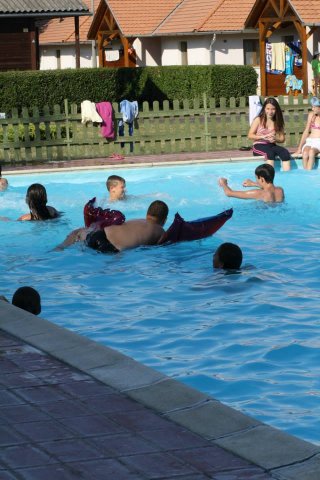 Fürdőzés a campingben